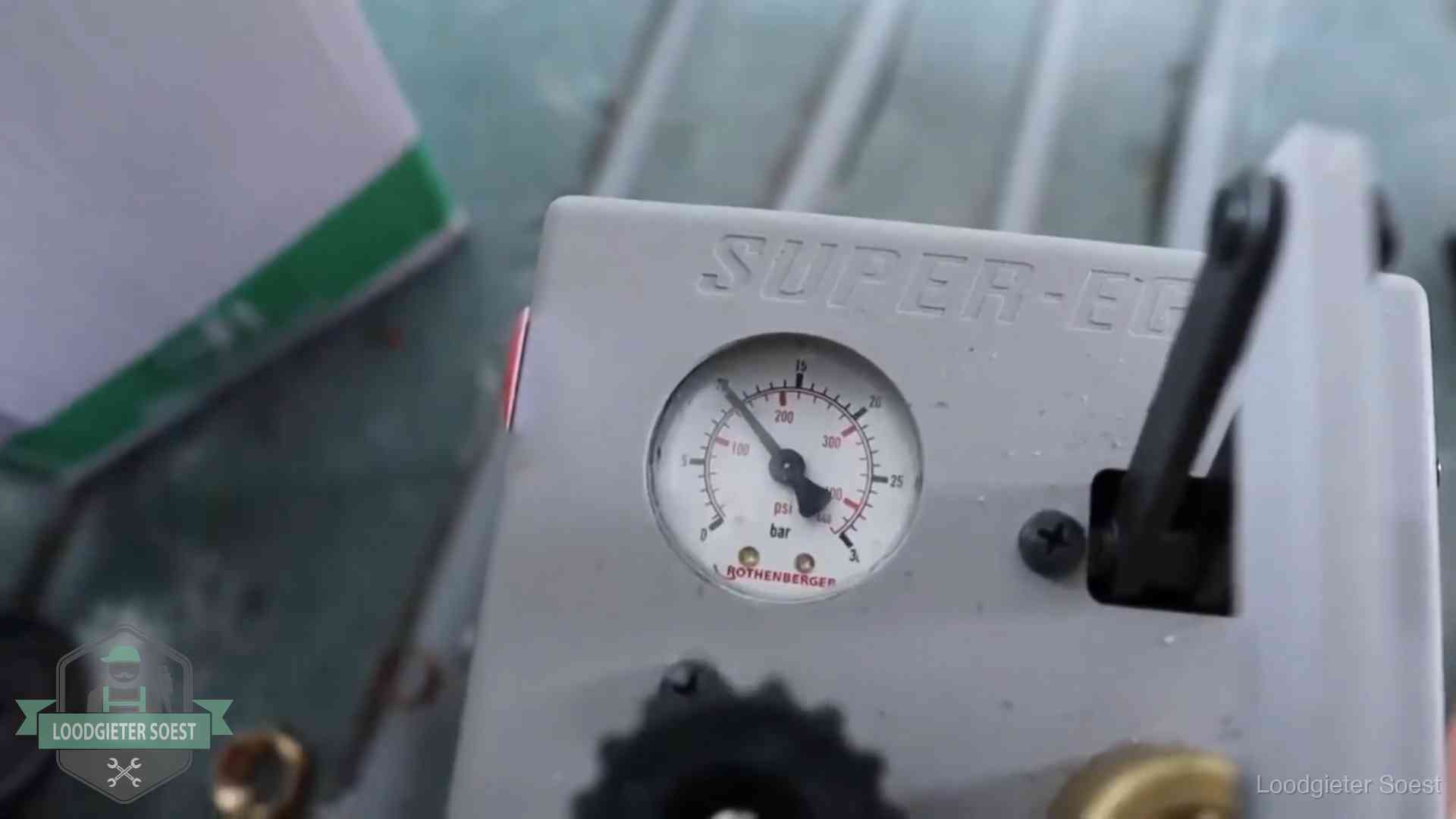 Verzekerd en aansprakelijk in Soest Manometer van een afperspomp bij controle van nieuw leidingwerk in Soest