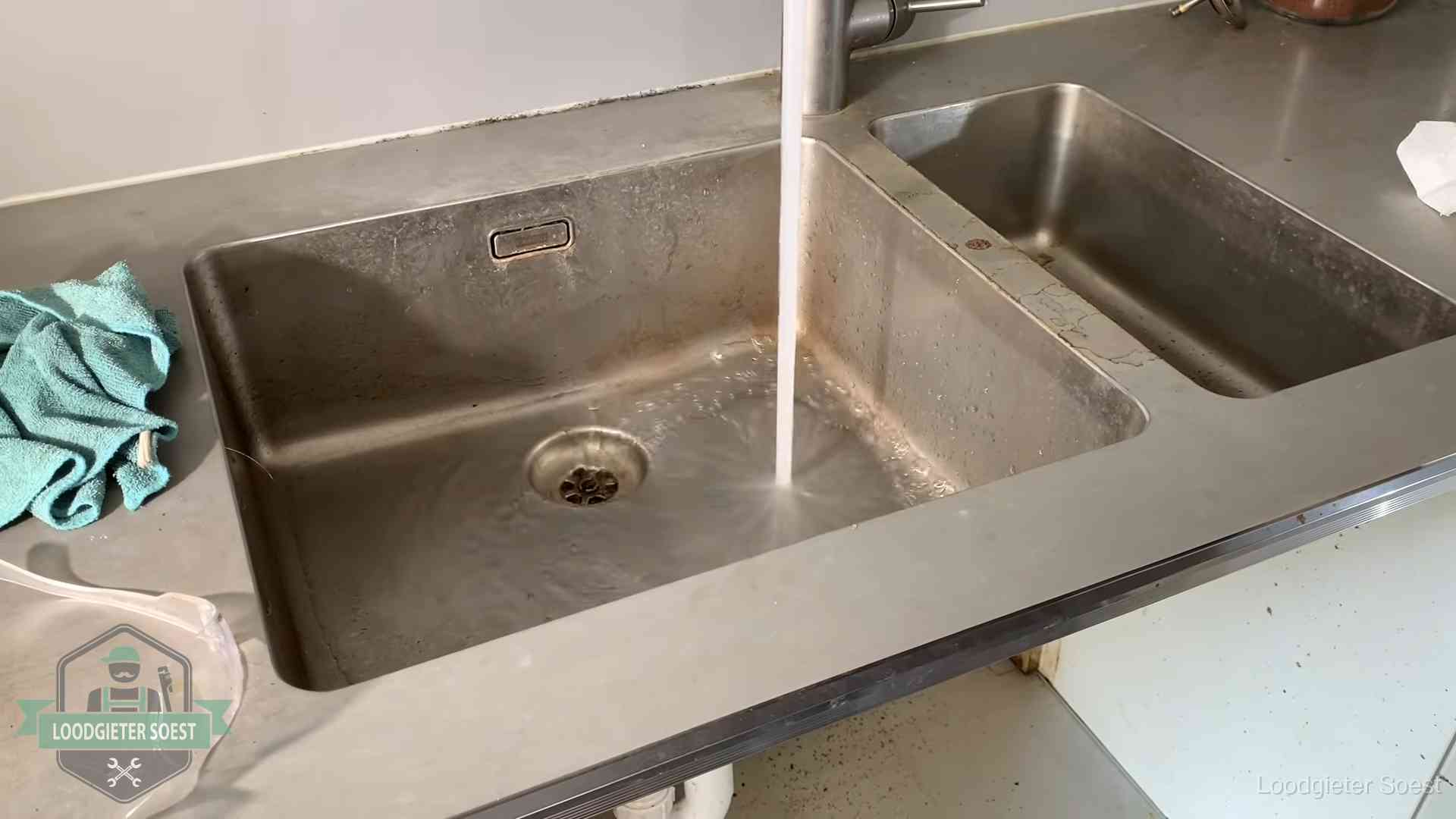Vastlopende afvoer herkennen in Soest Doorstroomtest van de afvoer bij een gootsteen in Soest
