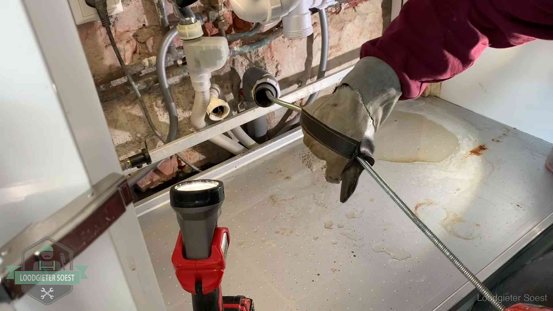 Je riool goed houden in Soest Ontstoppingsveer wordt preventief door een afvoeraansluiting gehaald in Soest