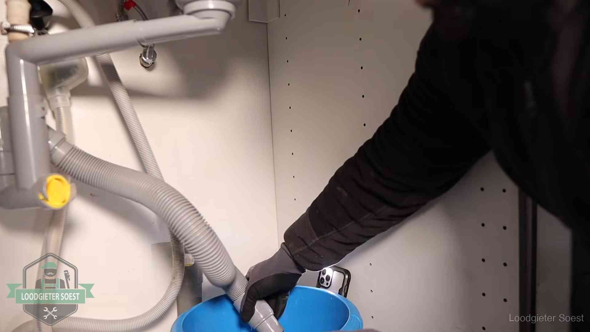 Zelf je afvoer legen in Soest Afvoerslang loopt leeg in een emmer onder de gootsteen in Soest, een klus die je zelf kunt doen