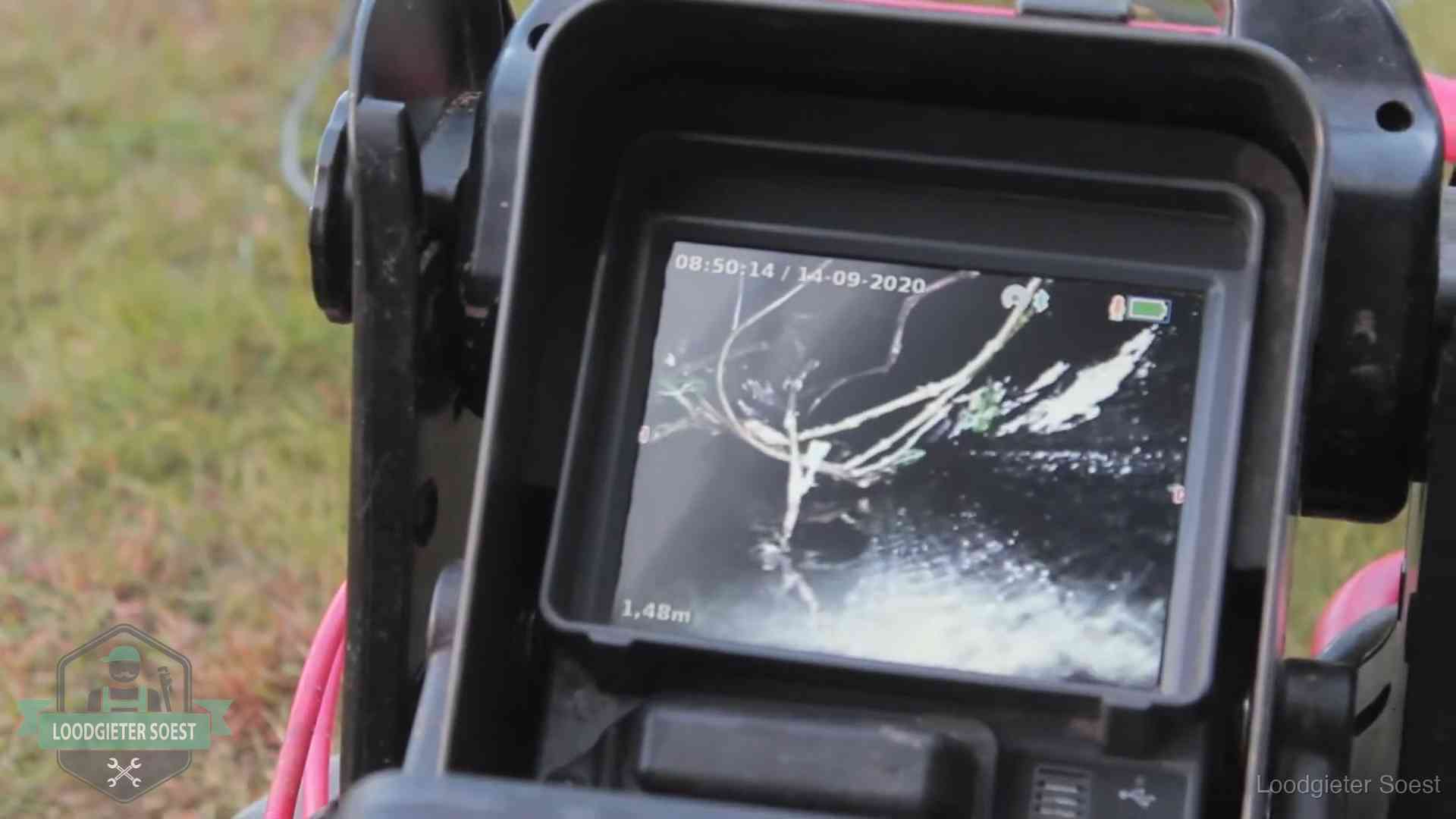 Camera-inspectie van het riool in Soest Monitor van een rioolcamera toont wortelingroei in de rioolbuis bij een woning in Soest