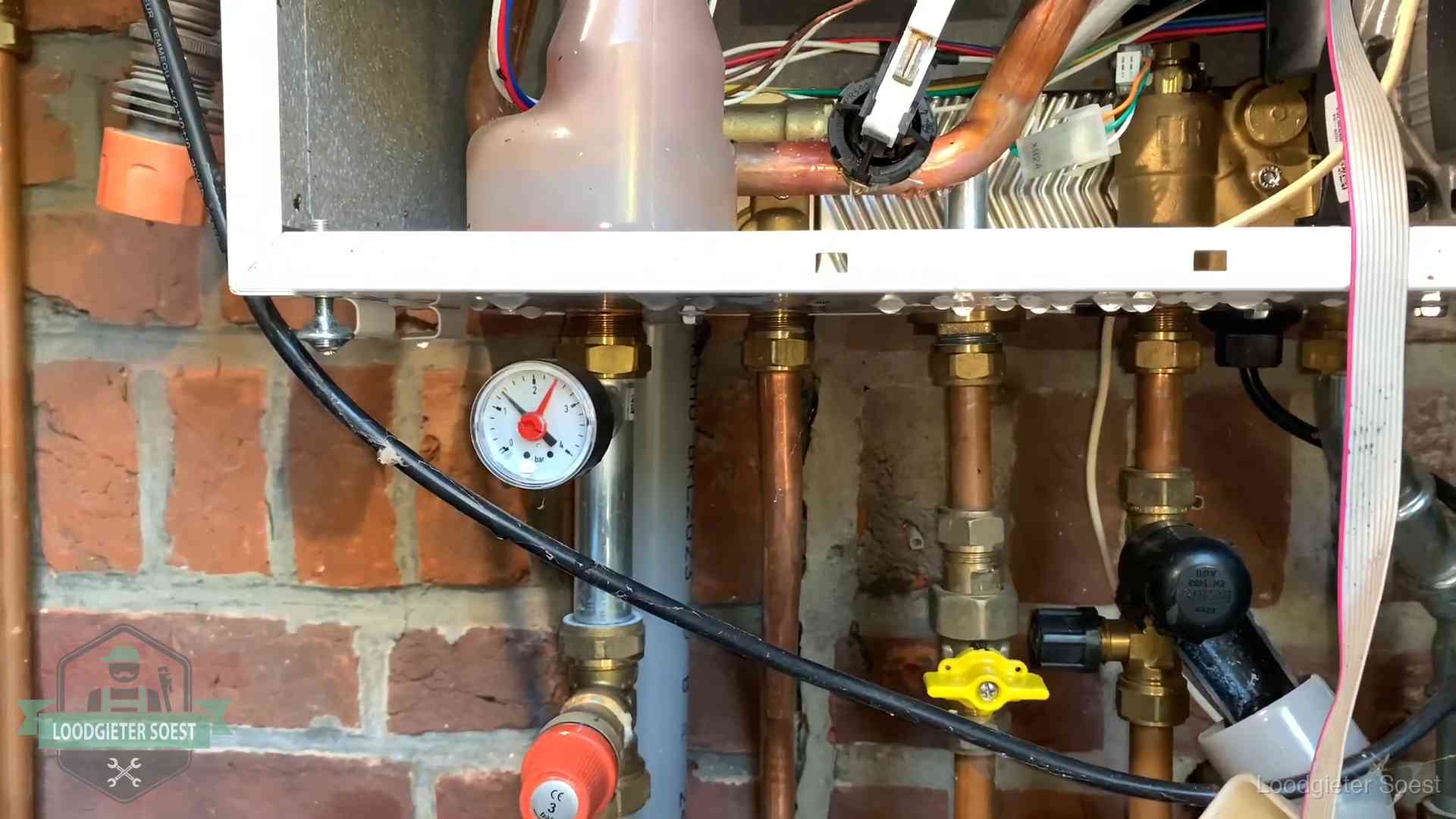 Manometer en aansluitleidingen onder een cv-ketel in Soest bij controle op drukverlies