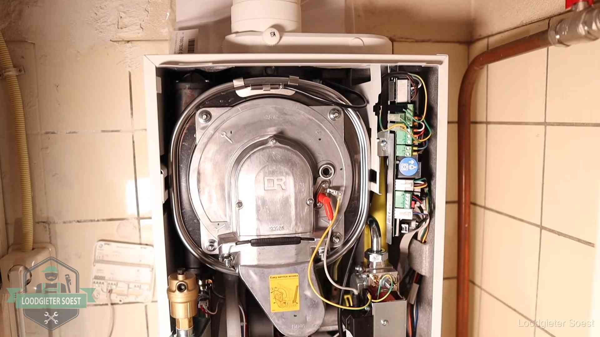 Geopende cv-ketel met warmtewisselaar tijdens periodiek onderhoud in Soest