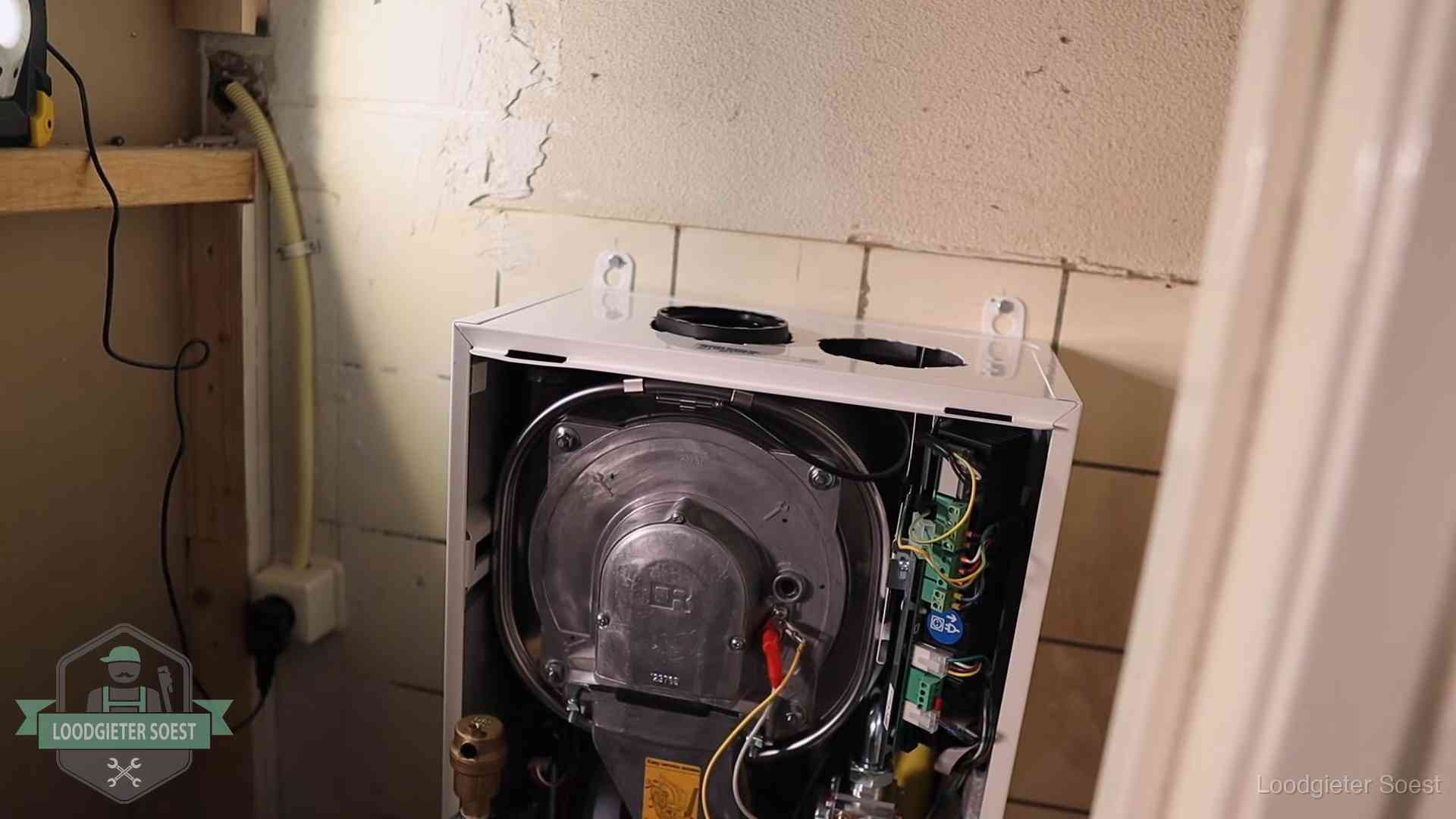 Geopende cv-ketel tijdens een onderhoudsbeurt in Soest, met brander en warmtewisselaar zichtbaar
