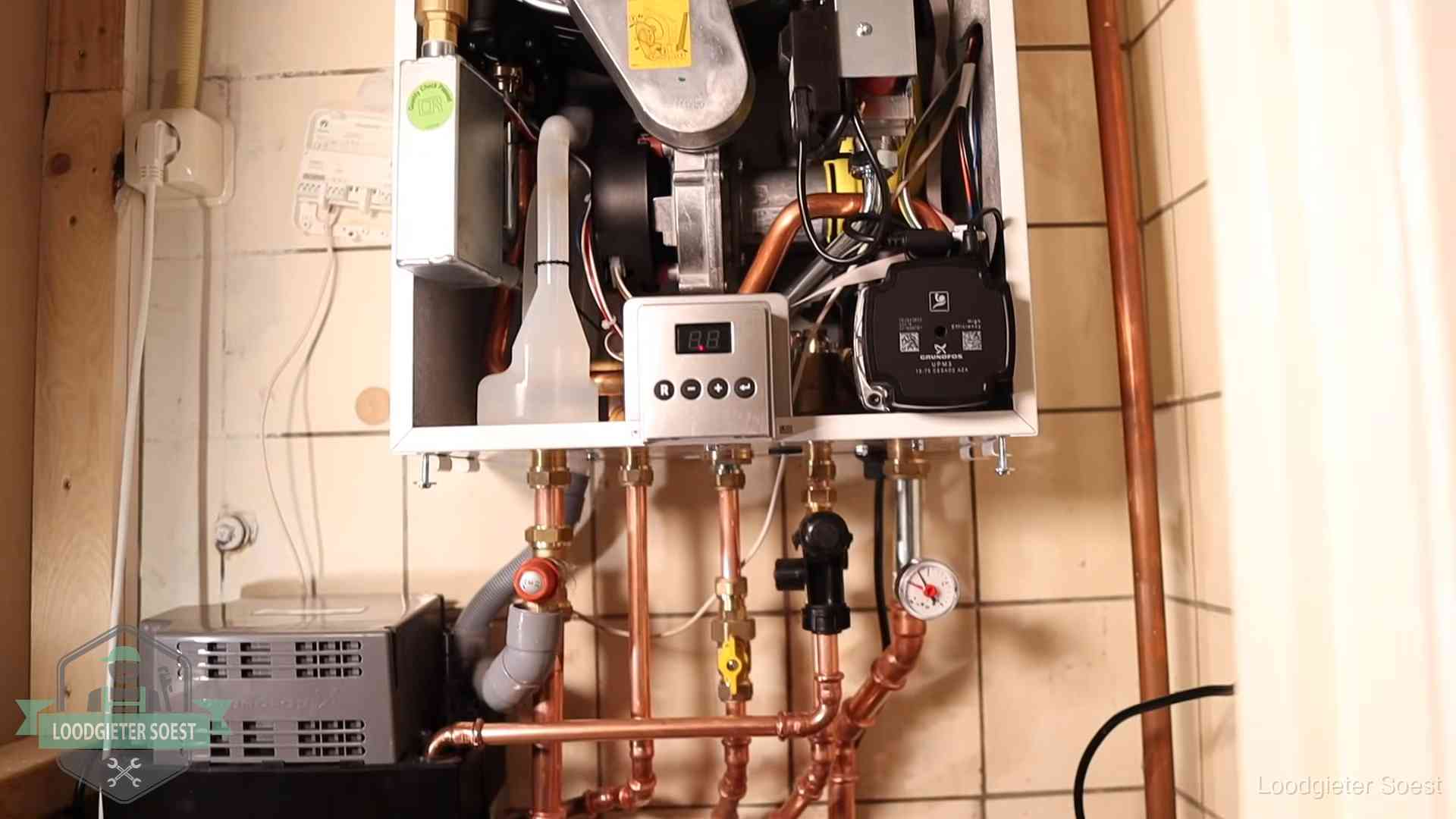 Geopende cv-ketel met brander en cv-pomp tijdens een onderhoudsbeurt in Soest