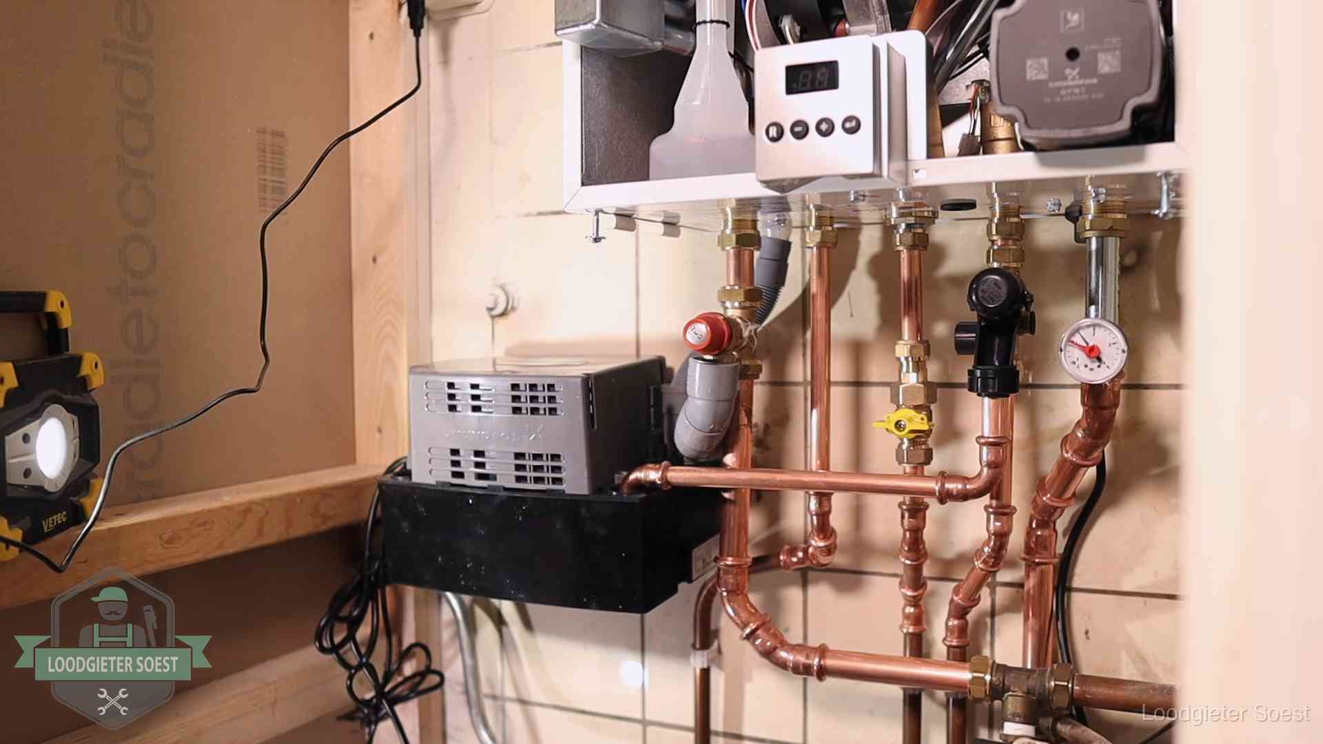 Nieuw koperen leidingwerk met pomp en manometer onder een vervangen cv-opstelling in Soest