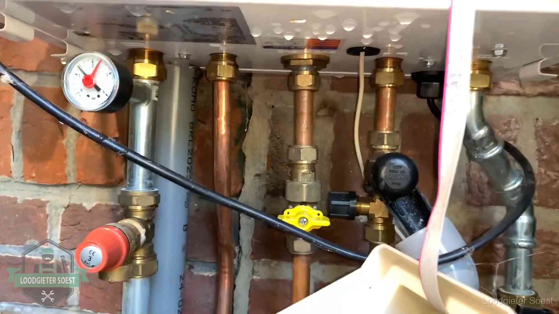 Onderaansluitingen van een cv-ketel met manometer en gaskraan in Soest