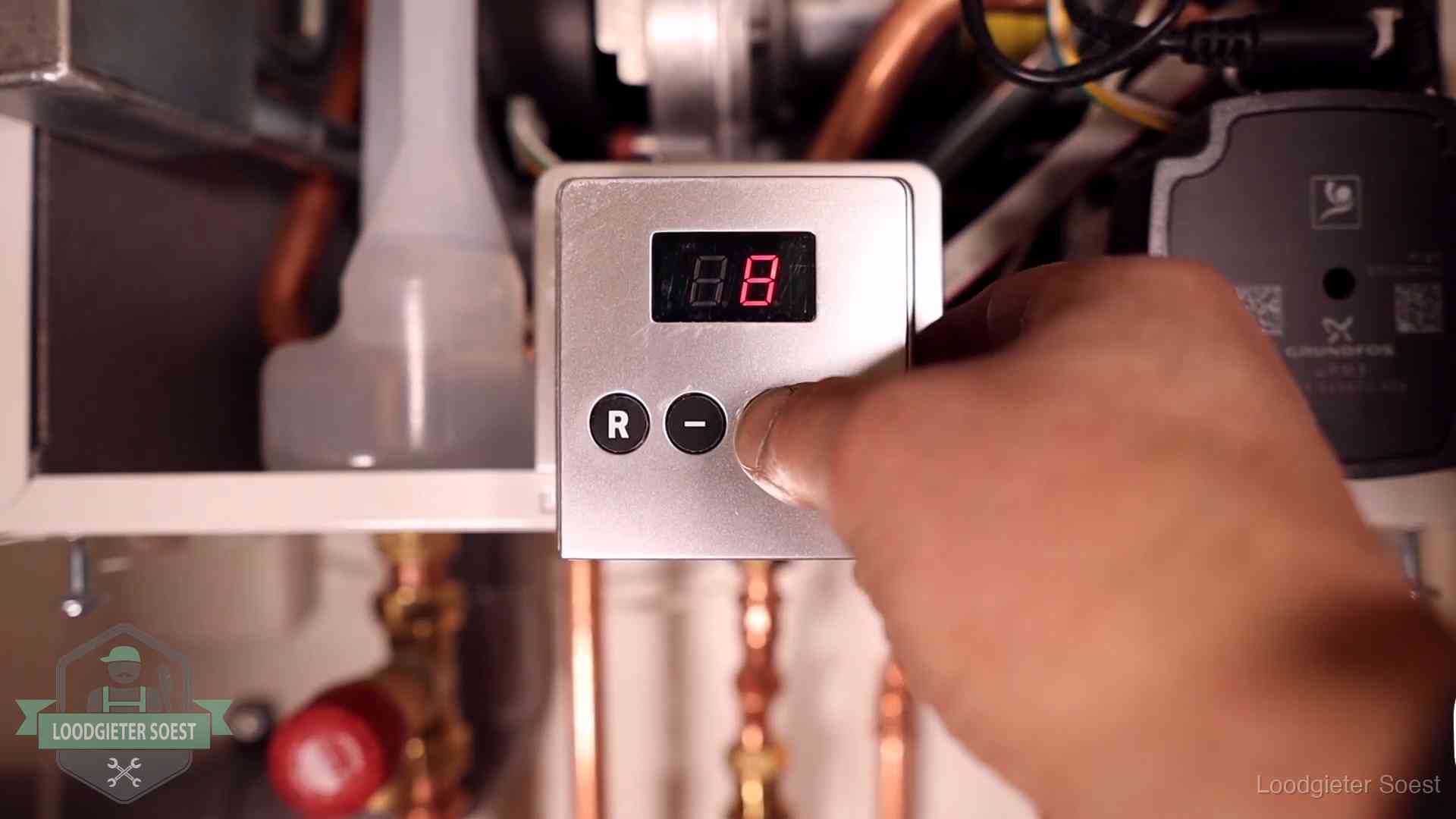 Monteur bedient het display van een cv-ketel bij een storing in Soest