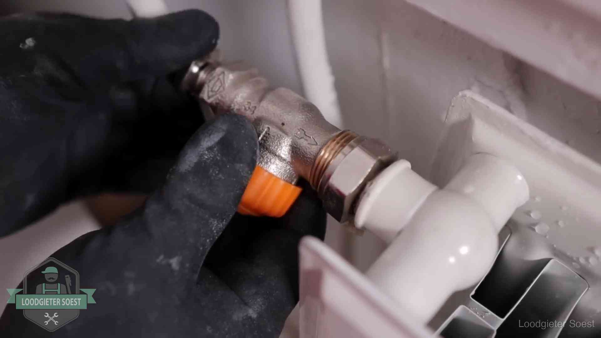 Thermostaatkraan wordt gemonteerd op een radiator in Soest voor het stookseizoen