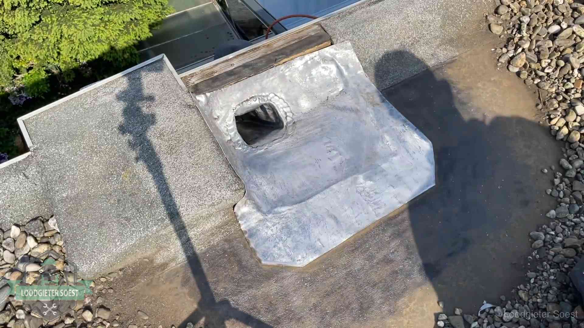 Vers afgedichte dakdoorvoer met lood en zink op een plat dak in Soest