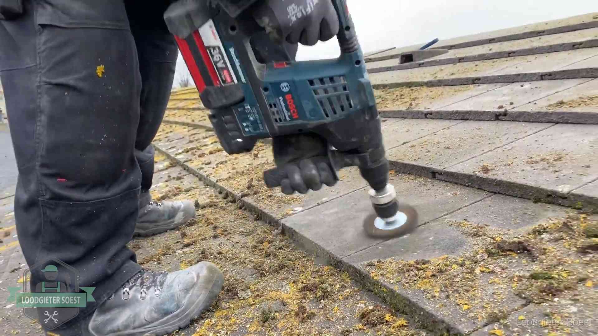 Betonnen dakpannen worden machinaal gereinigd tijdens dakonderhoud in Soest