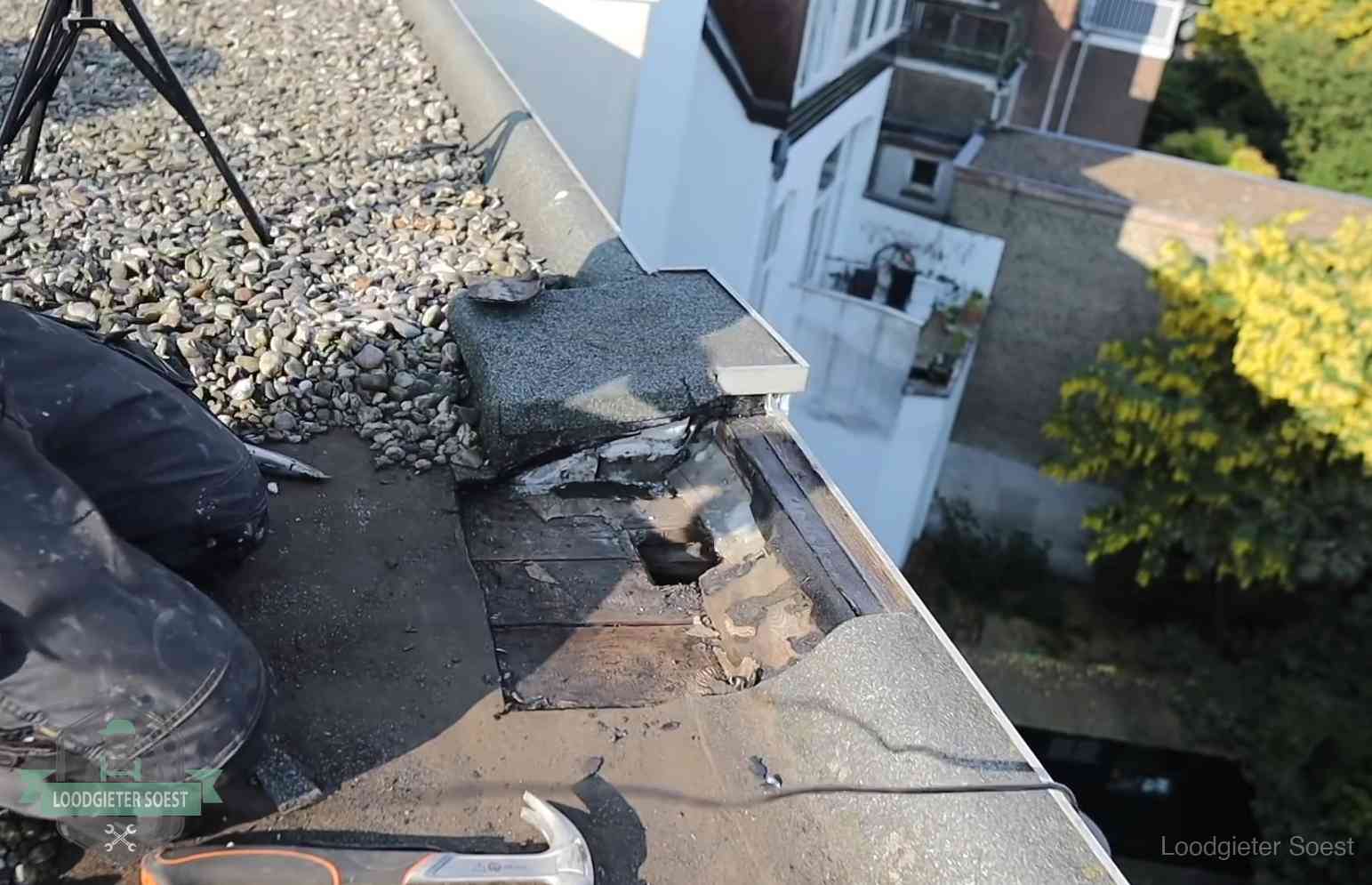 Opengelegde dakrand met verrot dakbeschot door een langdurige daklekkage in Soest