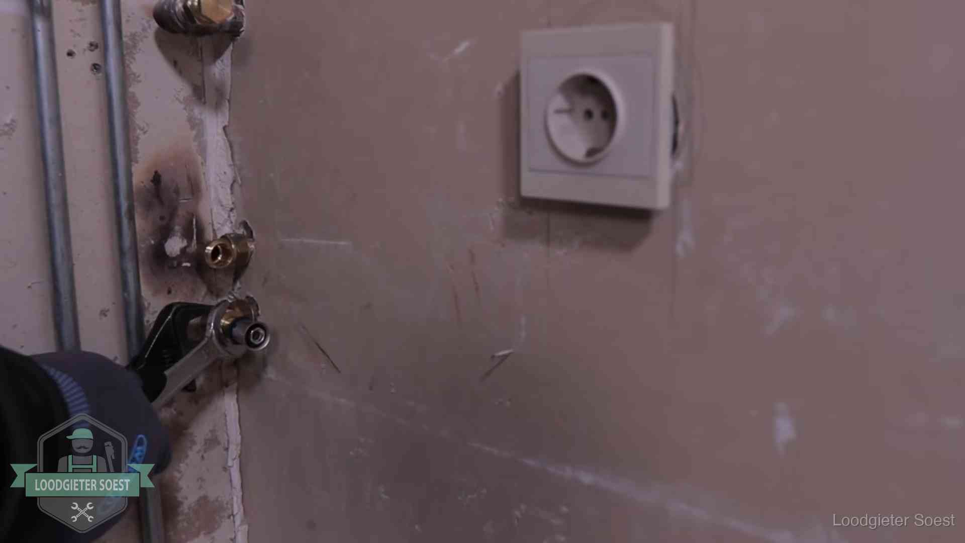 Erkend vakmanschap in Soest Monteur draait een perskoppeling vast op een leidingaansluiting in Soest