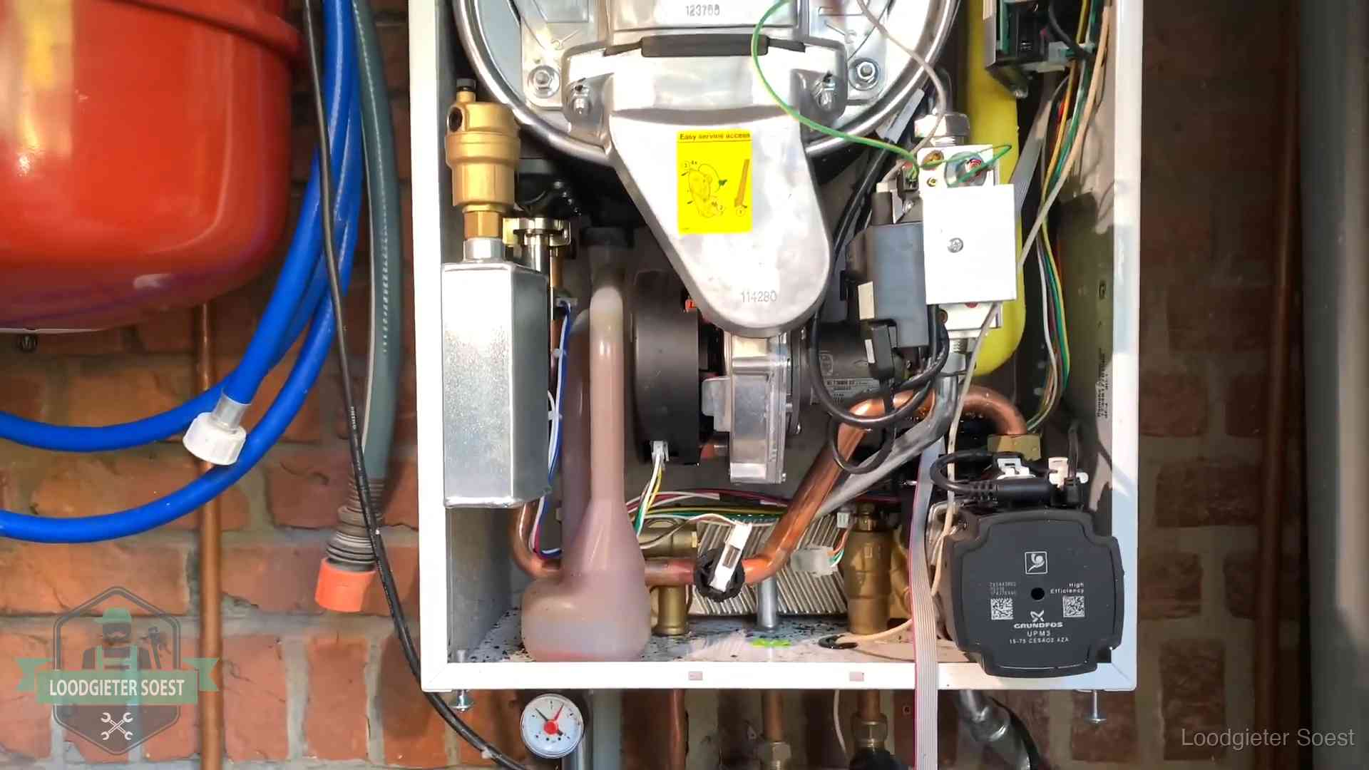 Geopende cv-ketel met rood expansievat in een woning in Soest
