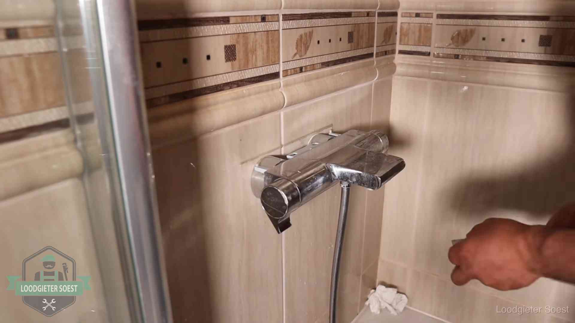 Verkalkte douche-mengkraan in Soest, hetzelfde kalk dat zich in de warmtewisselaar afzet