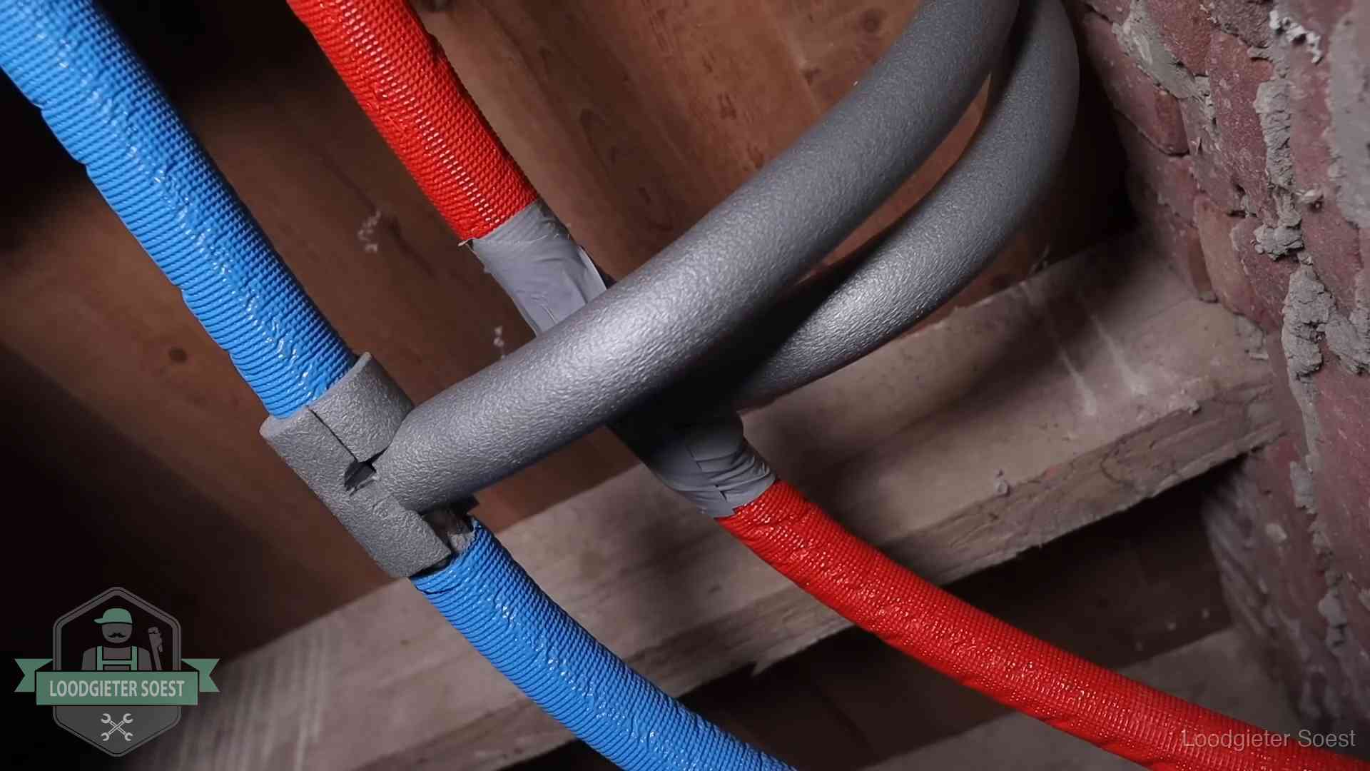 Geïsoleerde waterleidingen langs houten balken tegen bevriezing in Soest
