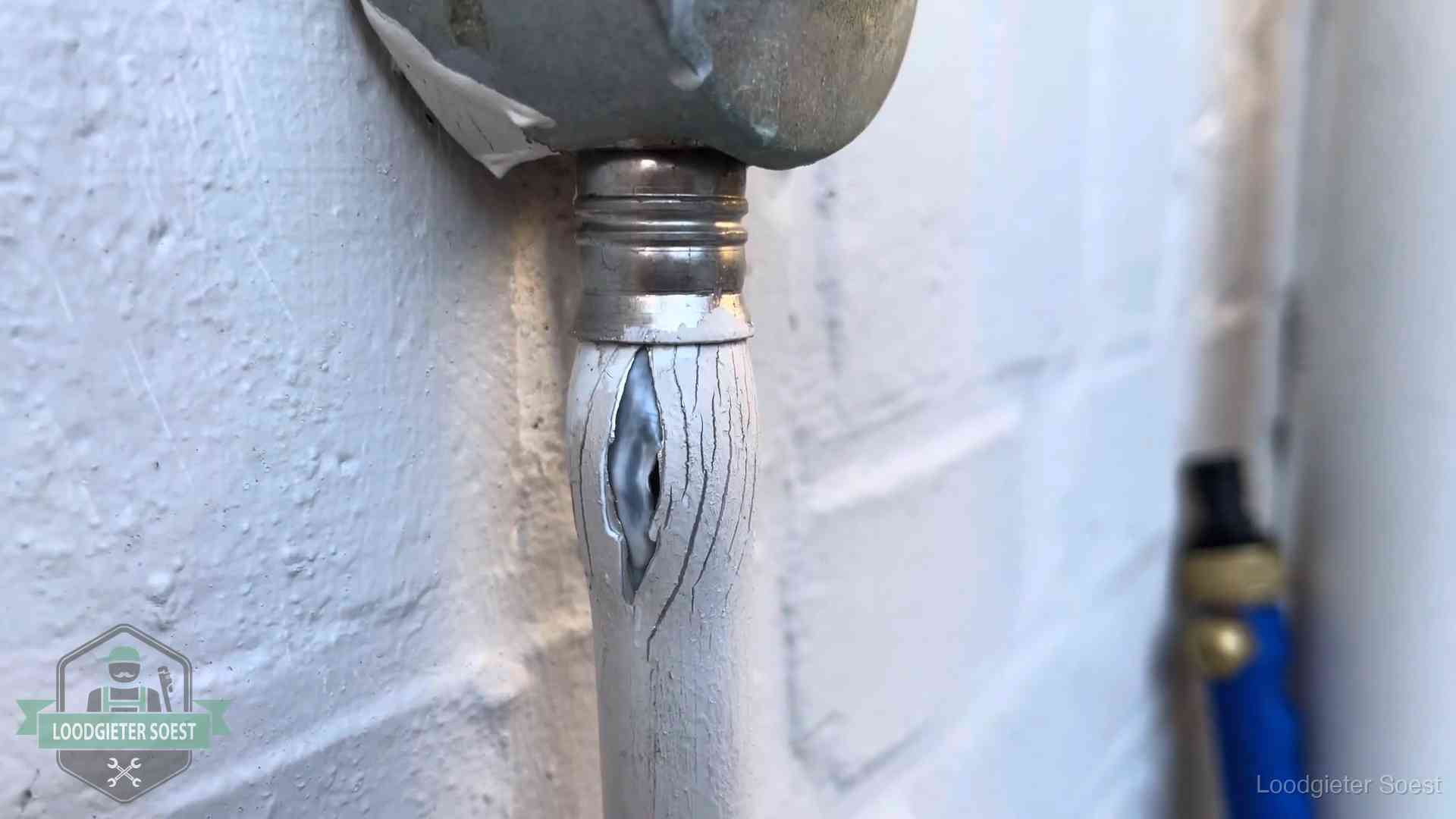 Oude waterleiding in Soest waar de verf openscheurt, een stille aanwijzing voor een beginnend lek