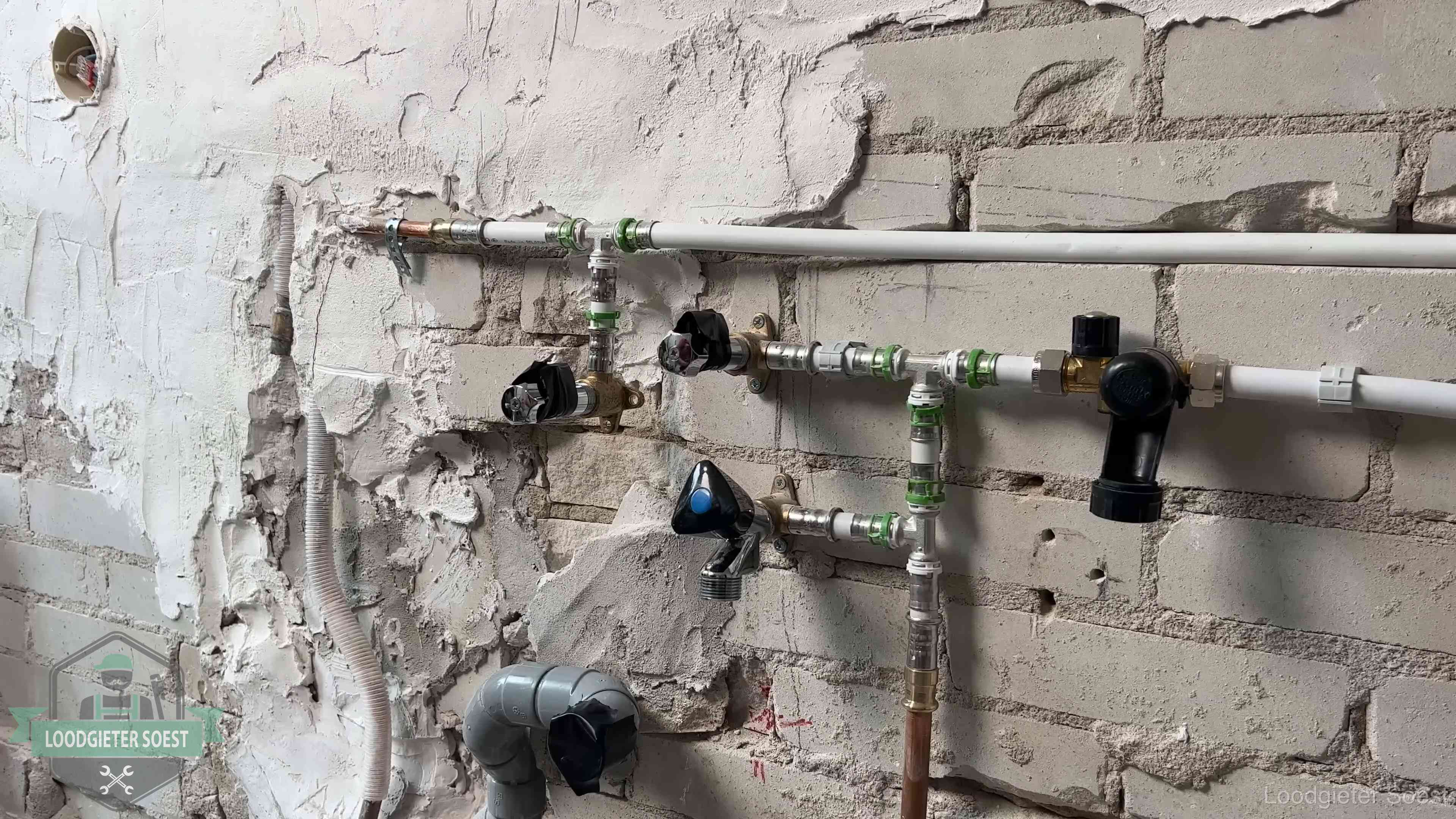 Diensten van ons loodgietersbedrijf in Soest Nieuw aangelegd leidingwerk met persfittingen tijdens een verbouwing in Soest