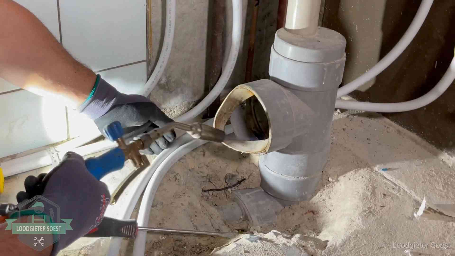 Vakmanschap van onze loodgieters in Soest Loodgieter werkt met brander en messing kraanwerk aan leidingen in Soest