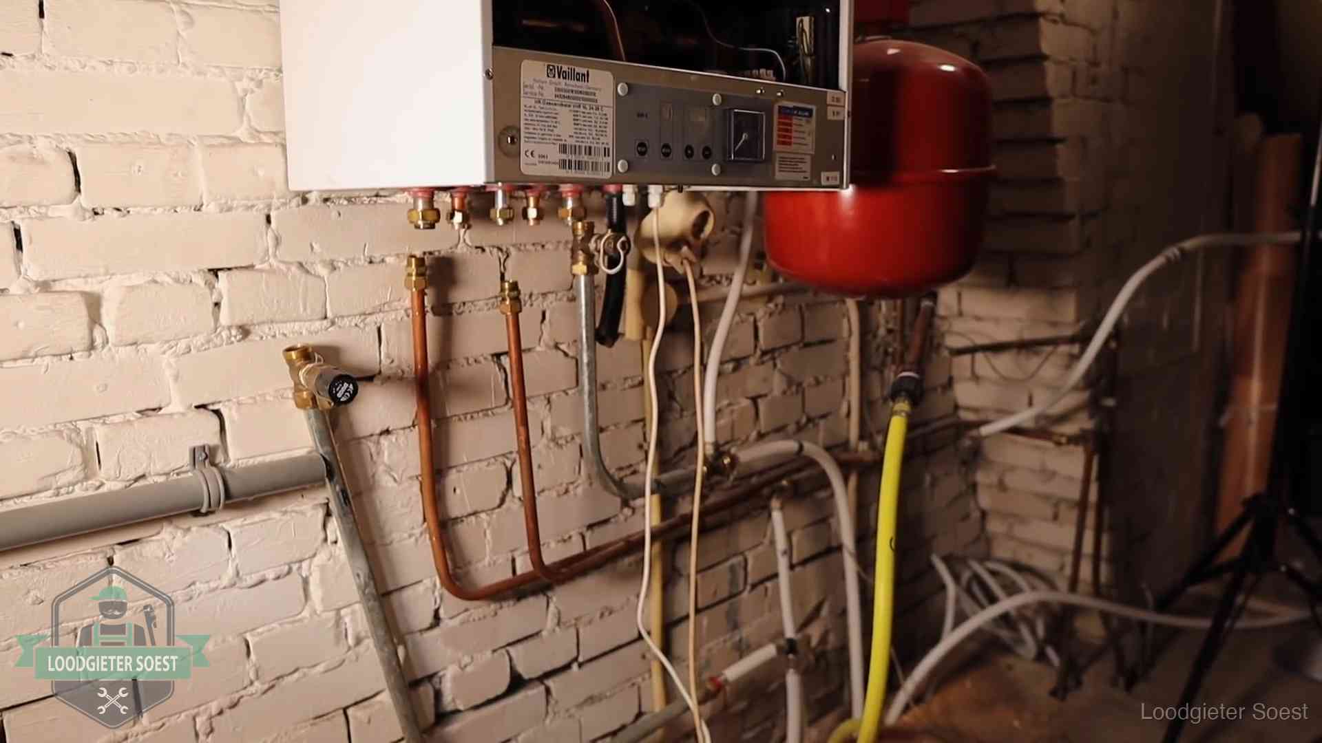 Verouderde cv-ketel met een wirwar van oude leidingen in een woning in Soest