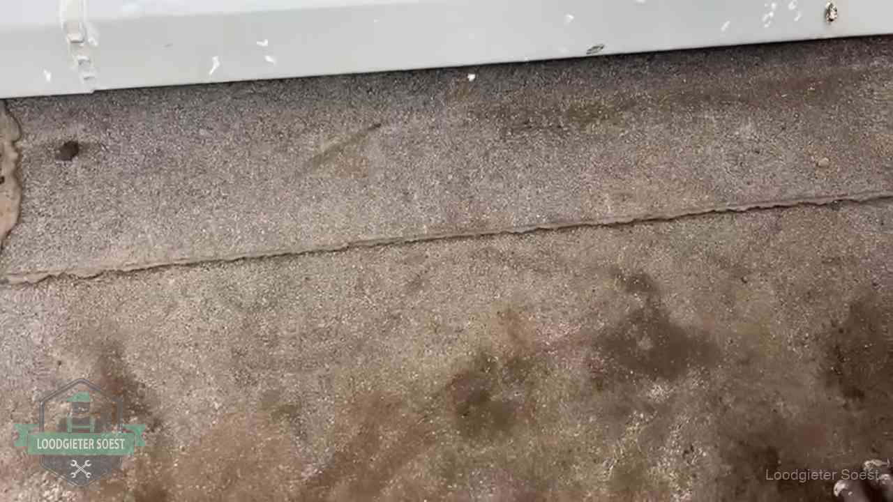 Vochtplekken bij de naad van een plat dak na aanhoudende regen in Soest