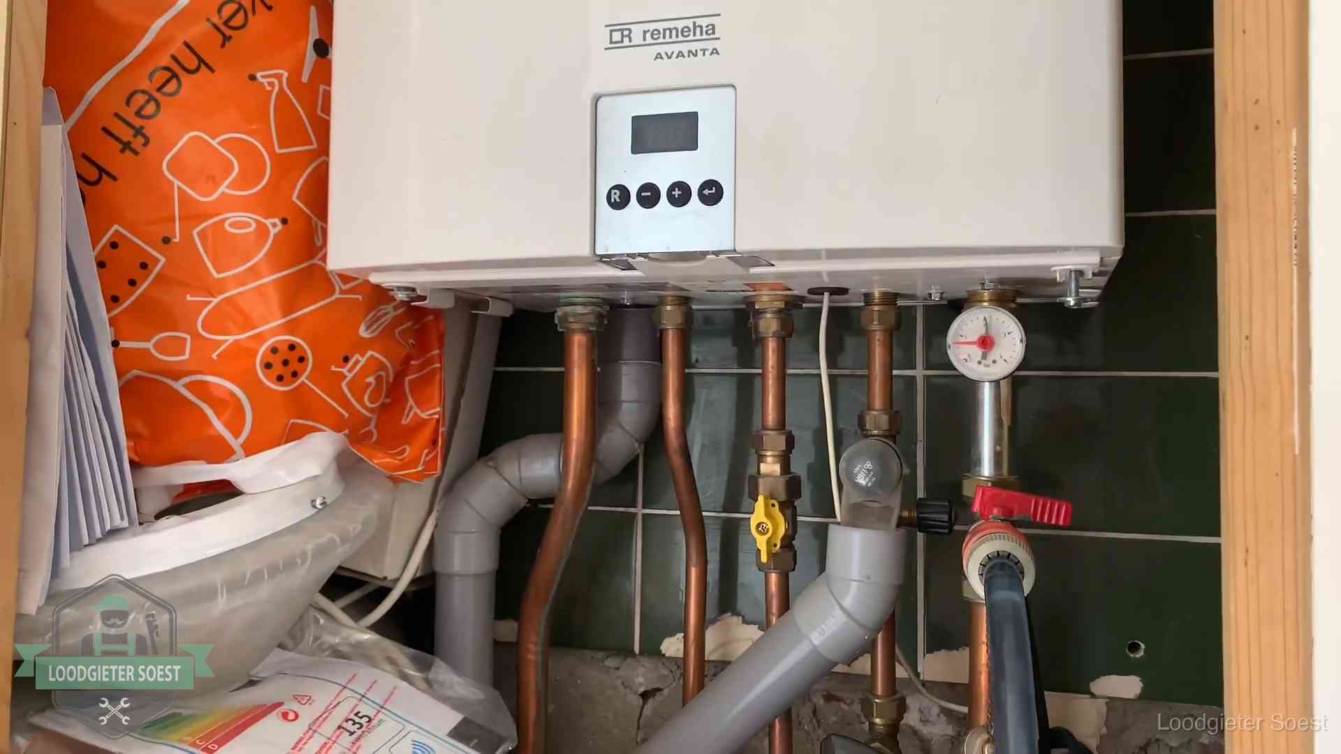 Oudere Remeha cv-ketel in een ketelkast in een woning in Soest