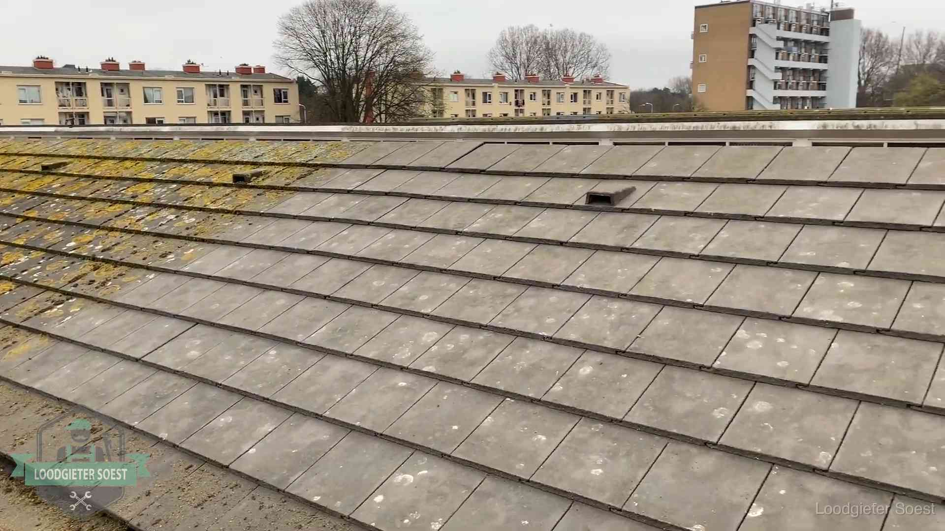 Schuin dak met betonpannen vol mos in Soest, een risico op lekkage bij de pannen