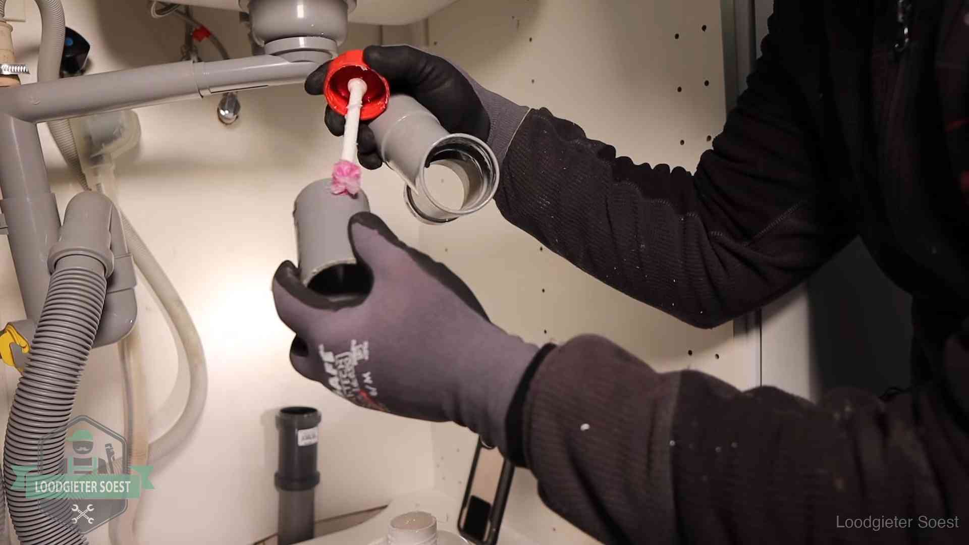 Oorzaak van een verstopte afvoer in Soest Loodgieter demonteert en reinigt de sifon onder een keukenkast in Soest