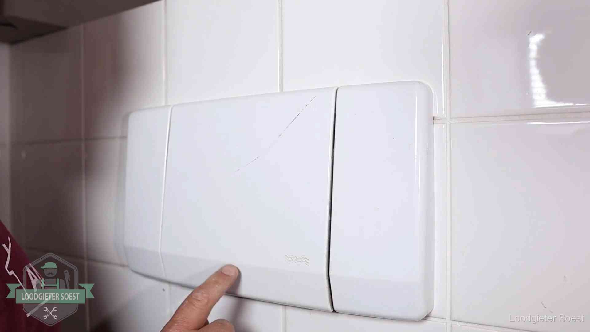 Bedieningspaneel van een inbouwreservoir van een hangend toilet in Soest
