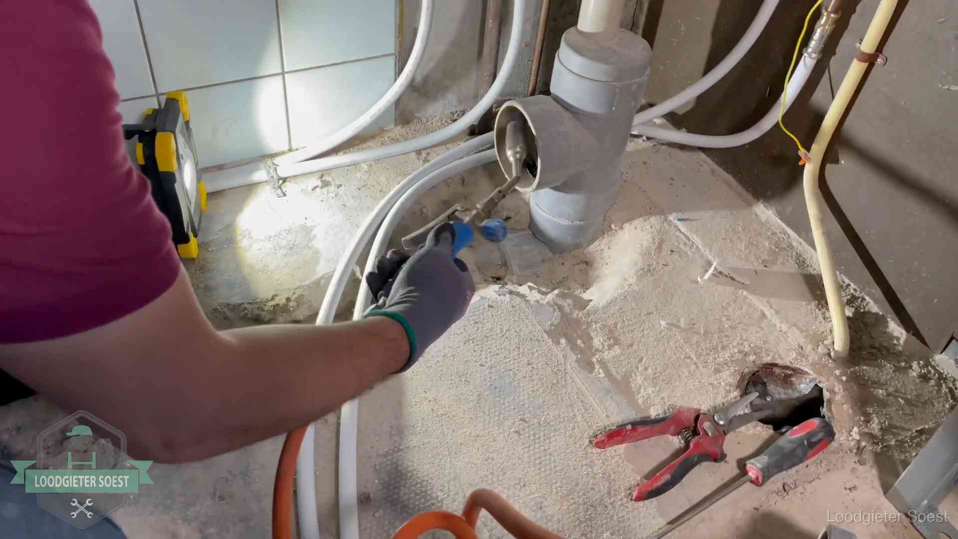Standleiding en gedeelde leidingen in Soest Loodgieter werkt aan leidingen bij een pvc-standleiding in een appartement in Soest