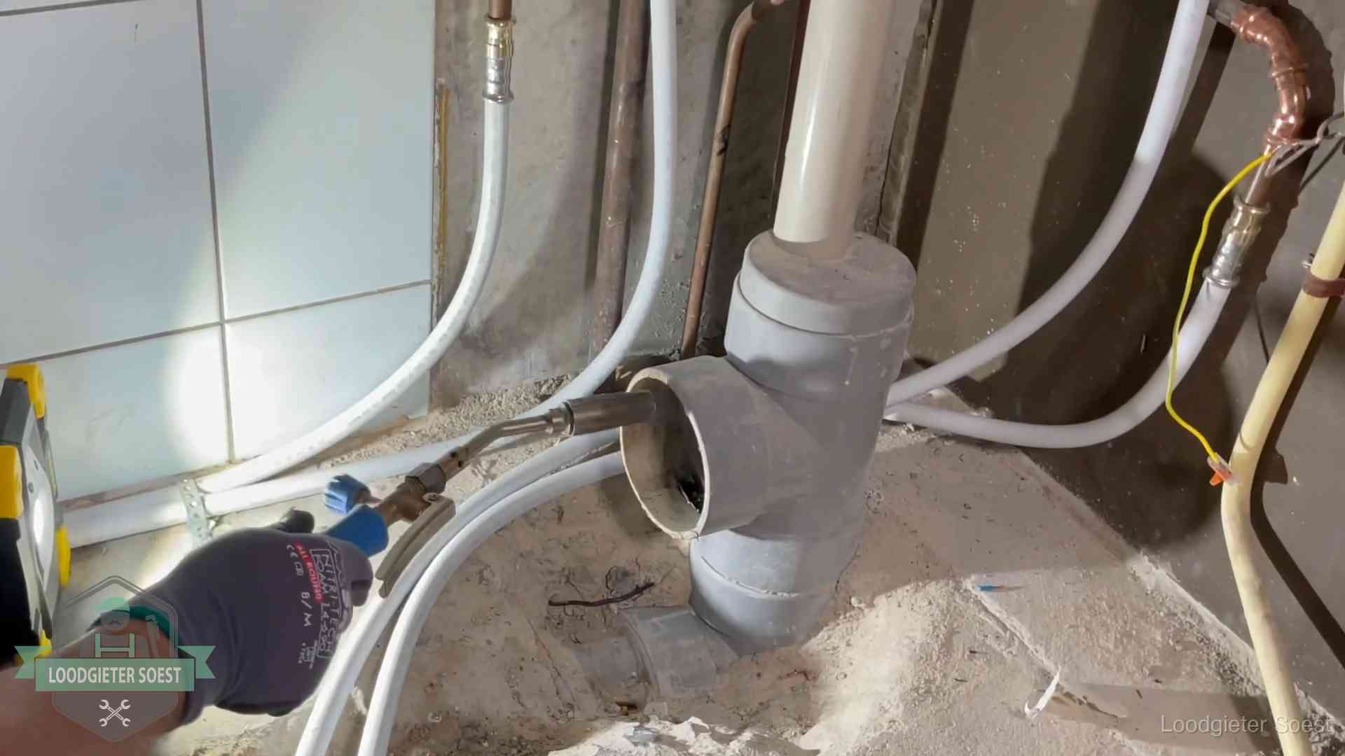 Verstopping in een huurwoning in Soest Loodgieter werkt aan leidingen bij de pvc-standleiding van een huurwoning in Soest