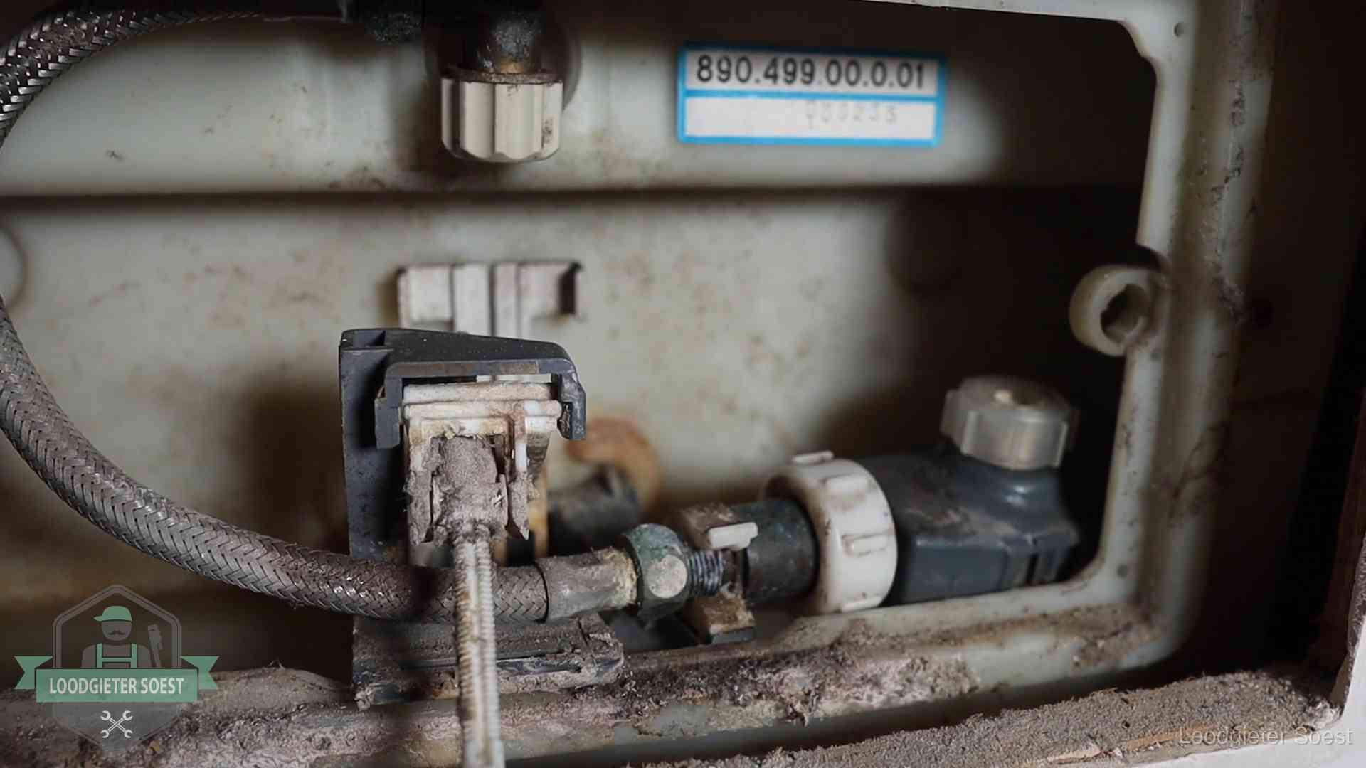 Verkalkt binnenwerk van een stortbak met vlotterkraan in Soest