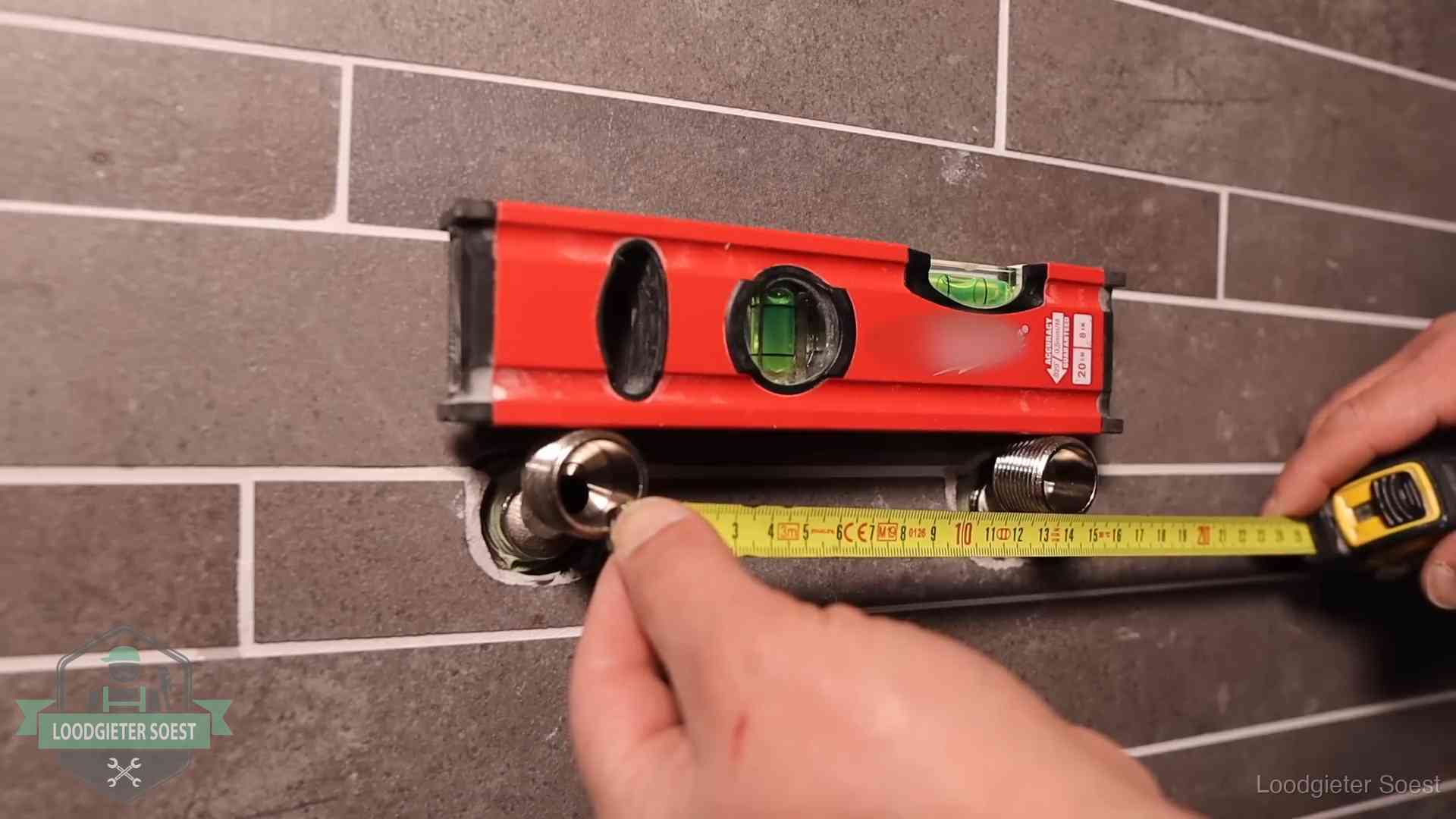 Kwaliteit en je vangnet als klant in Soest Waterpas en duimstok bij kraan-aansluitpunten in een badkamer in Soest