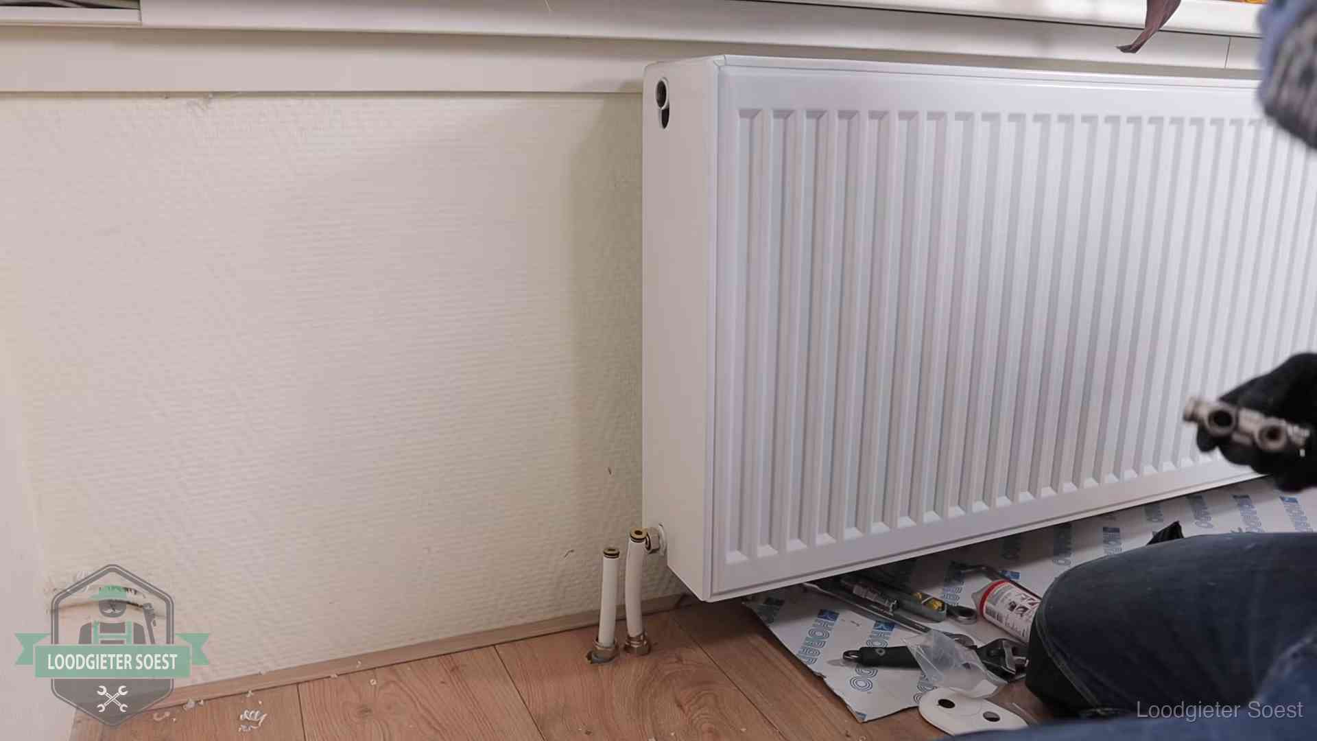 Nieuw gemonteerde radiator in een woonkamer in Soest