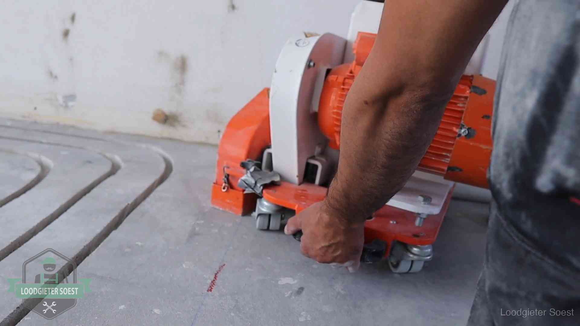 Sleuvenpatroon voor vloerverwarming in de dekvloer van een woning in Soest