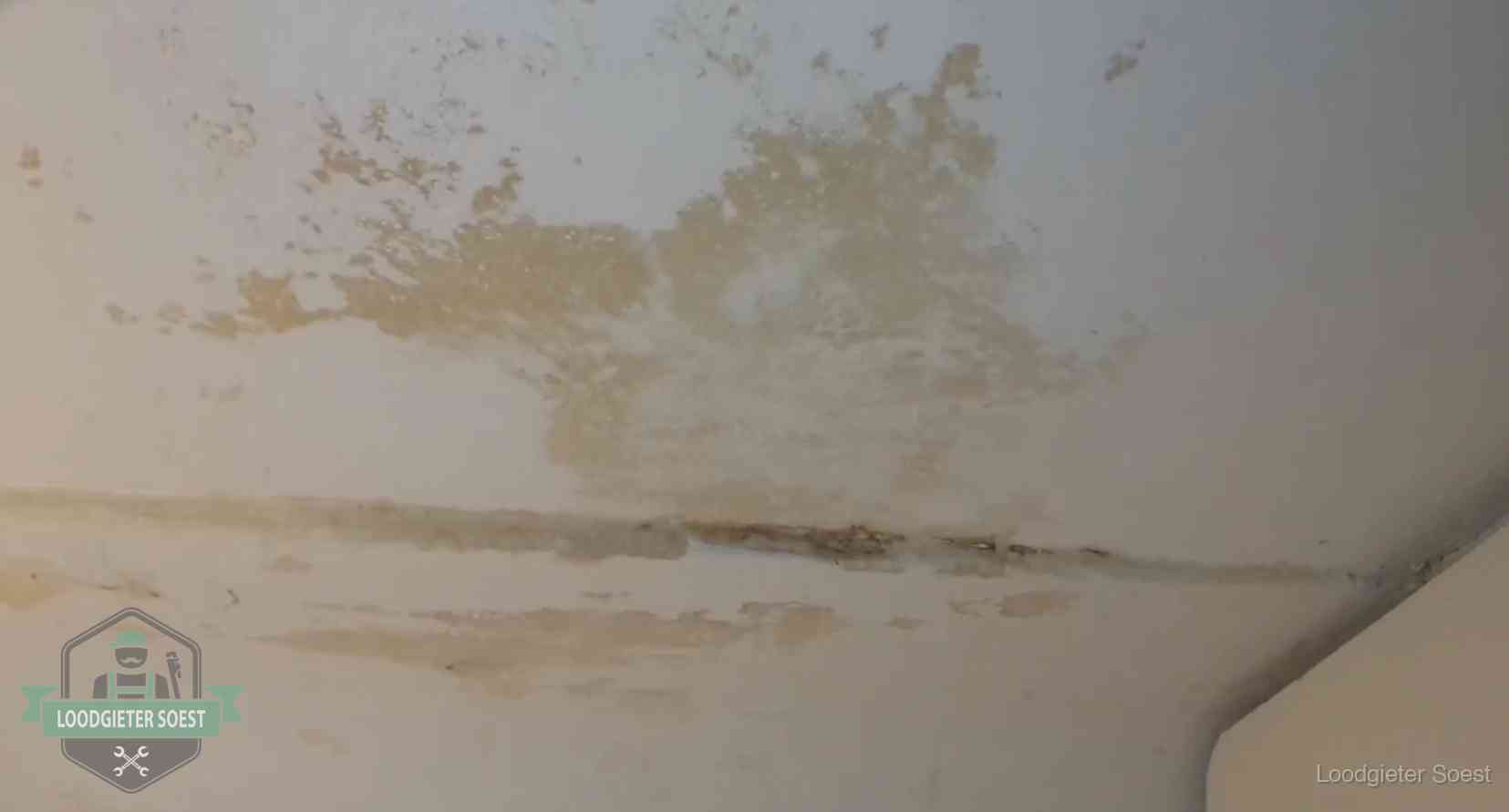 Verzekering bij rioolschade in Soest Watervlekken op een plafond in Soest, schade die je bij de verzekering meldt