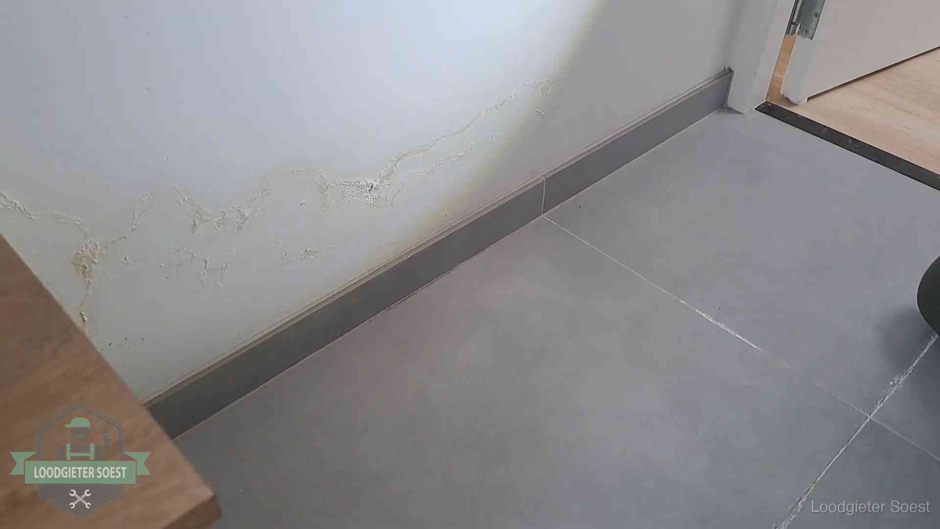 Waterschade met kalkuitbloeiing op een binnenwand in Soest, vastgelegd voor de verzekering