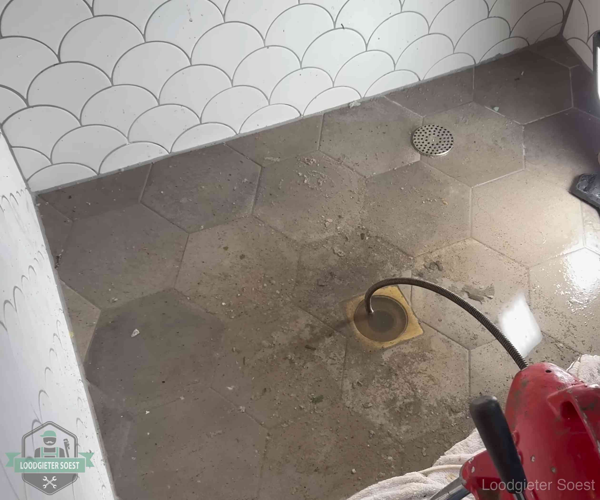 Vloerput met waterslot in een badkamer in Soest, een bron van stank als het waterslot droogstaat