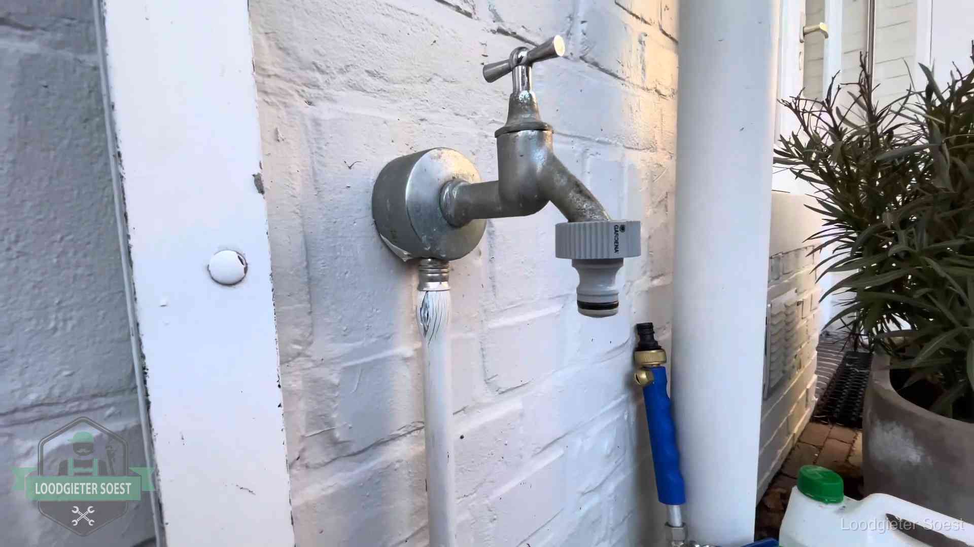 Buitenkraan met slangaansluiting bij een woning in Soest, sluipverbruik zie je terug op de waterrekening
