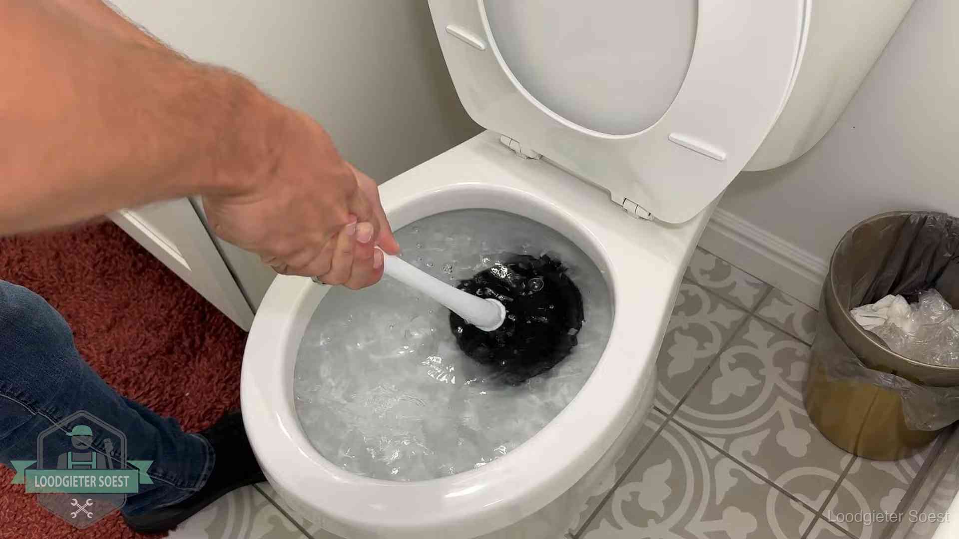 Zelf de wc ontstoppen met een plopper in Soest, het water kolkt in de pot