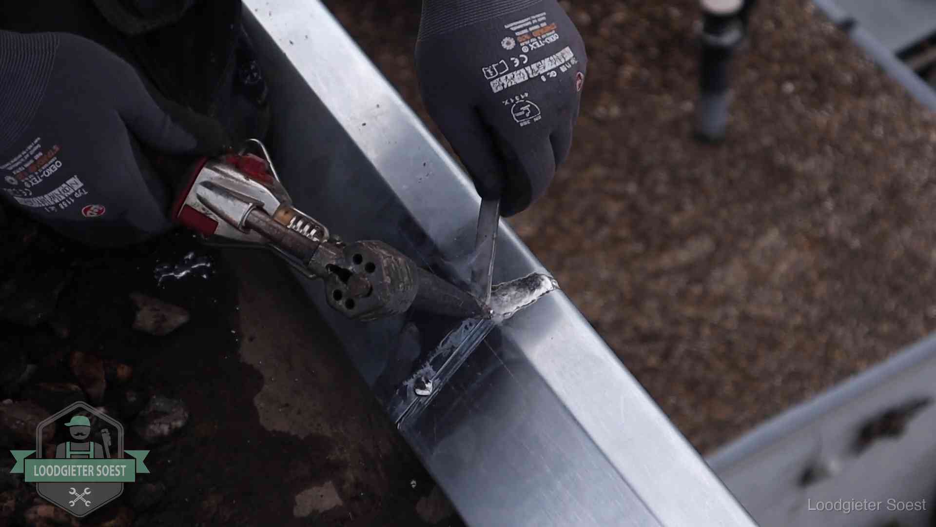 Zinken naad solderen op een dak in Soest, vakwerk waar het bij zelf repareren vaak misgaat