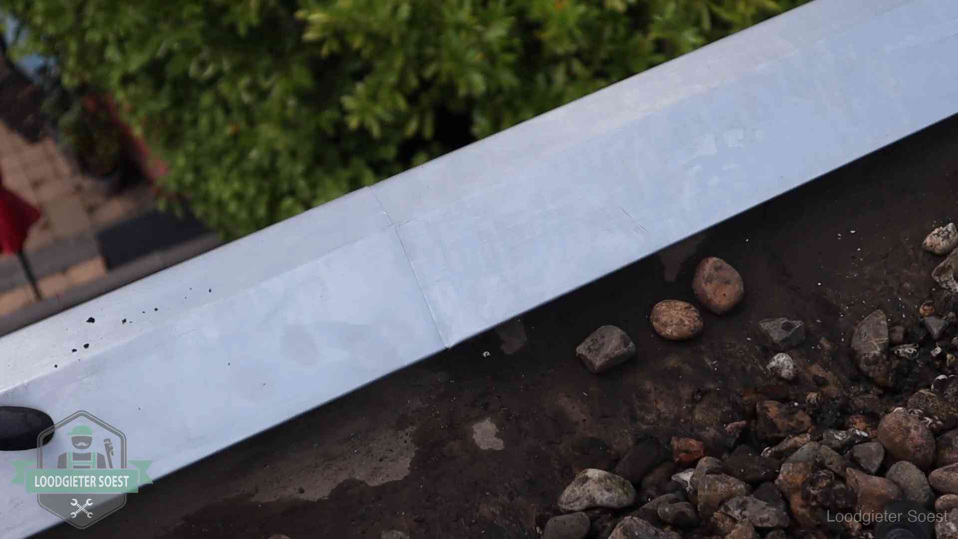 Strak gesoldeerd naaddetail in een zinken daktrim op een dak in Soest